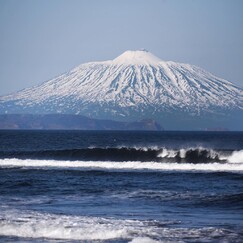 волны на фоне вулкана Тятя.jpg